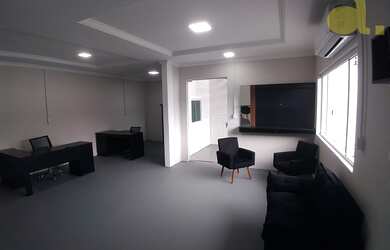 Imagem: A casa possui 2 Dormitórios, 2 Banheiros, 300m² de Área