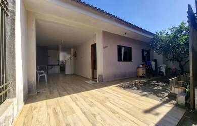 Imagem: A casa possui 2 Dormitórios, 2 Banheiros, 2 Vagas na garagem