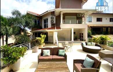 Imagem: A casa em condomínio possui 4 Dormitórios, 5 Banheiros, 4