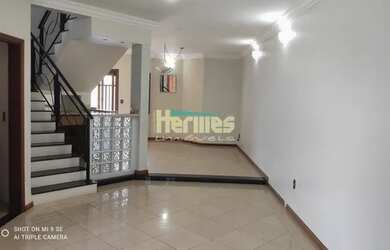 Imagem: A casa em condomínio possui 3 Dormitórios, 5 Banheiros, 250m²