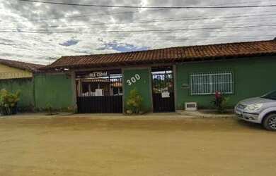Imagem: A casa possui 1 Dormitório, 1 Banheiro, 1 Vaga na garagem