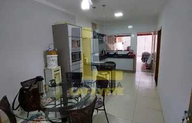 Imagem: A casa possui 3 Dormitórios, 2 Banheiros, 2 Vagas na garagem