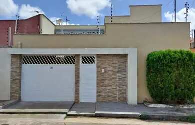 Imagem: A casa possui 2 Dormitórios e 2 Banheiros e está localizado