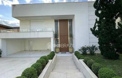 Imagem: A casa possui 4 Dormitórios, 5 Banheiros, 4 Vagas na garagem