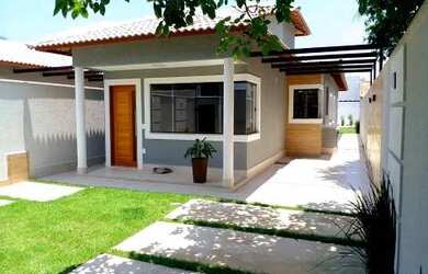 Imagem: A casa possui 3 Dormitórios, 1 Banheiro, 2 Vagas na garagem