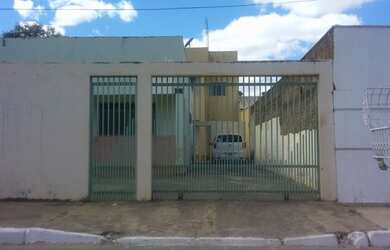 Imagem: A casa possui 2 Dormitórios e está localizado em Setor Leste