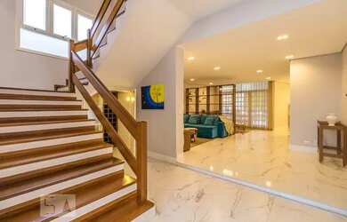 Imagem: A casa possui 4 Dormitórios, 3 Banheiros, 4 Vagas na garagem