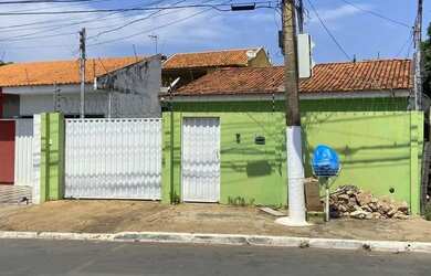 Imagem: A casa possui 3 Dormitórios, 2 Banheiros, 2 Vagas na garagem