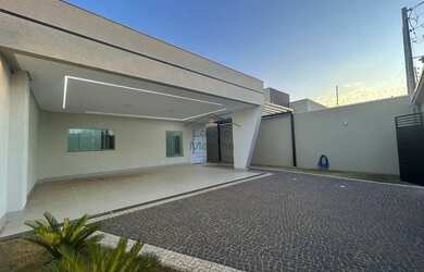 Imagem: A casa possui 3 Dormitórios, 4 Banheiros, 2 Vagas na garagem