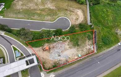 Imagem: O terreno possui 750m² de Área e está localizado em Atuba