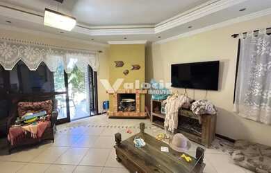 Imagem 8: Casa com piscina, 4 dormitórios, suíte, 3 banheiros, sala de estar e...