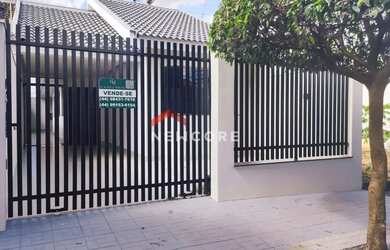 Imagem: A casa possui 3 Dormitórios, 2 Banheiros, 2 Vagas na garagem