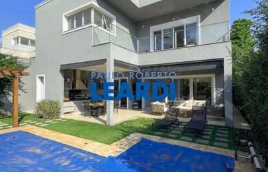 Imagem: A casa em condomínio possui 4 Dormitórios, 4 Banheiros, 463m²