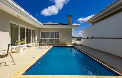 Imagem: A casa em condomínio possui 4 Dormitórios, 4 Banheiros, 5