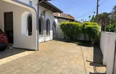 Imagem: A casa possui 3 Dormitórios, 2 Banheiros, 3 Vagas na garagem