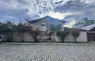 Imagem: A casa possui 4 Dormitórios, 4 Banheiros, 3 Vagas na garagem