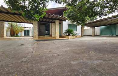 Imagem: A casa possui 5 Dormitórios, 3 Banheiros, 5 Vagas na garagem