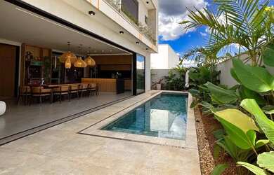 Imagem: A casa em condomínio possui 4 Dormitórios, 5 Banheiros, 2