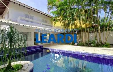 Imagem: A casa possui 5 Dormitórios, 5 Banheiros, 4 Vagas na garagem