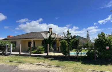 Imagem: A casa possui 4 Dormitórios, 4 Banheiros, 2 Vagas na garagem