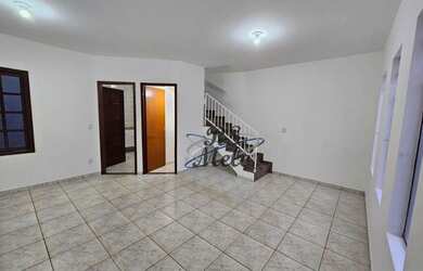 Imagem: A casa possui 3 Dormitórios, 1 Banheiro, 2 Vagas na garagem