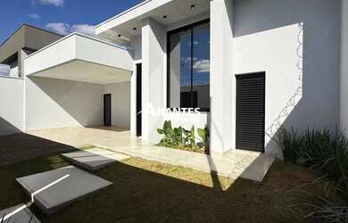 Imagem: A casa possui 3 Dormitórios, 4 Banheiros, 4 Vagas na garagem