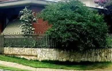 Imagem: A casa possui 4 Dormitórios, 2 Banheiros, 2 Vagas na garagem