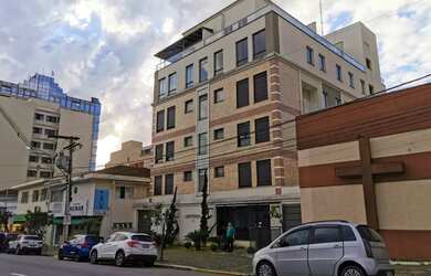 Imagem: O apartamento possui 1 Dormitório, 1 Banheiro, 1 Vaga na garagem