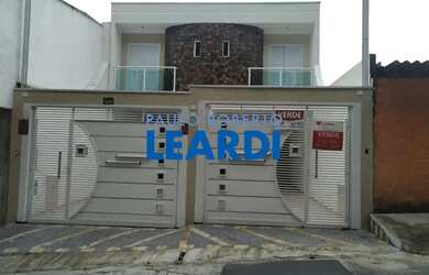 Imagem: A casa possui 3 Dormitórios, 3 Banheiros, 2 Vagas na garagem