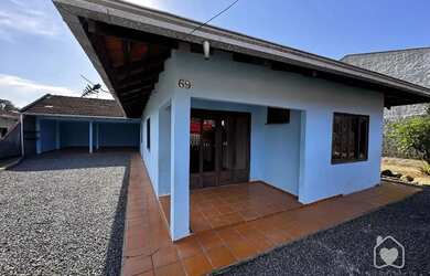 Imagem: A casa possui 2 Dormitórios, 2 Banheiros, 3 Vagas na garagem