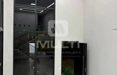 Imagem: A casa possui 3 Dormitórios, 5 Banheiros, 4 Vagas na garagem