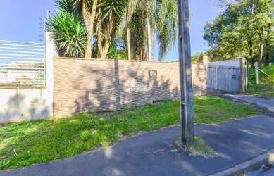 Imagem: A casa possui 4 Dormitórios, 1 Banheiro, 2 Vagas na garagem