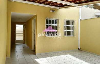 Imagem: A casa possui 3 Dormitórios, 3 Banheiros, 1 Vaga na garagem