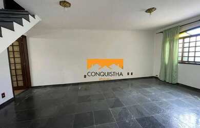 Imagem: A casa possui 3 Dormitórios, 2 Banheiros, 2 Vagas na garagem