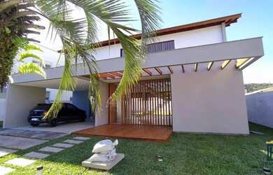 Imagem: A casa possui 4 Dormitórios, 5 Banheiros, 2 Vagas na garagem