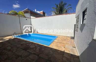 Imagem: A casa para alugar possui 3 Dormitórios, 2 Banheiros, 2 Vagas