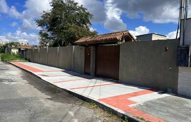 Imagem: A casa possui 3 Dormitórios, 2 Banheiros, 2 Vagas na garagem