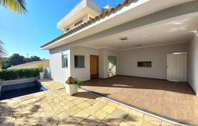 Imagem: A casa possui 3 Dormitórios, 5 Banheiros, 1 Vaga na garagem