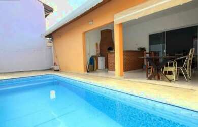 Imagem: A casa possui 3 Dormitórios, 3 Banheiros, 4 Vagas na garagem