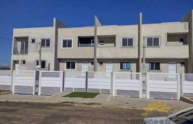 Imagem: A casa possui 3 Dormitórios, 1 Banheiro, 2 Vagas na garagem