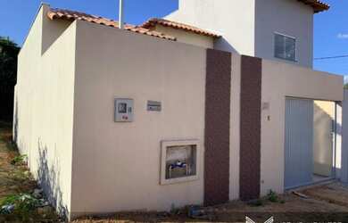 Imagem: A casa possui 2 Dormitórios, 1 Banheiro, 2 Vagas na garagem