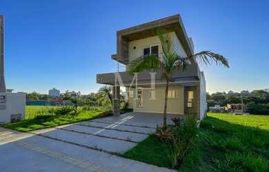 Imagem: A casa em condomínio possui 3 Dormitórios, 2 Banheiros, 2