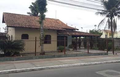 Imagem: A casa possui 2 Dormitórios, 1 Banheiro, 2 Vagas na garagem