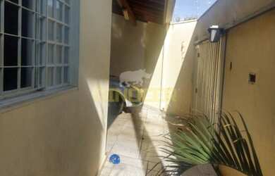 Imagem: A casa possui 2 Dormitórios, 2 Banheiros, 2 Vagas na garagem