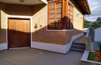 Imagem: A casa possui 4 Dormitórios, 5 Banheiros, 5 Vagas na garagem