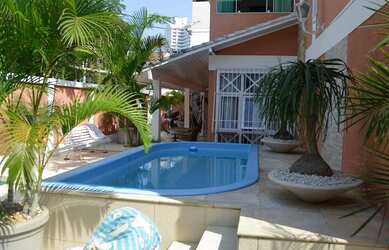 Imagem: A casa possui 5 Dormitórios, 5 Banheiros, 4 Vagas na garagem