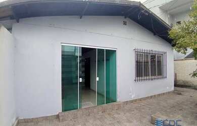 Imagem: A casa possui 4 Dormitórios, 4 Banheiros, 3 Vagas na garagem