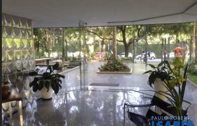 Imagem: O depósito possui 4 Vagas na garagem, 170m² de Área e está