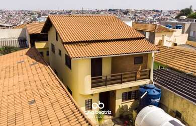 Imagem: A casa possui 3 Dormitórios, 3 Banheiros, 4 Vagas na garagem