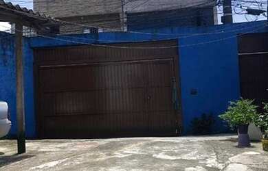 Imagem: A casa possui 4 Dormitórios, 2 Banheiros, 5 Vagas na garagem